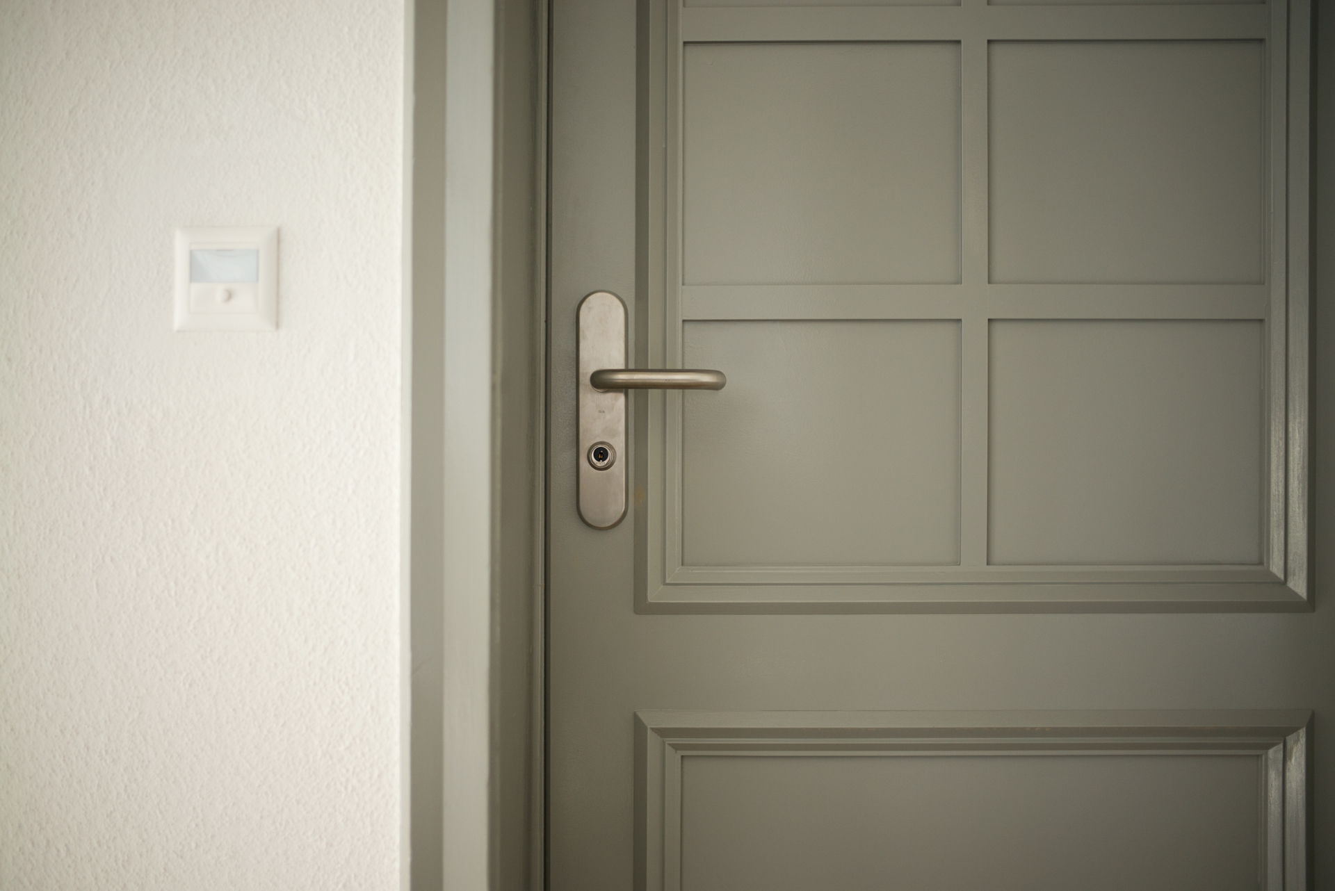Detail einer historischen Wohnungseingangstüre im Industriehof